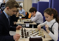 Юные интеллектуалы двинули шахматные фигуры